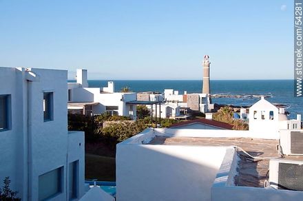 Houses overlooking the sea and the lighthouse of the peninsula of Jose Ignacio. - Punta del Este and its near resorts - URUGUAY. Foto No. 54281