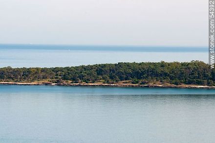 Isla Gorriti en mar calmo.  Río de la Plata. Límite político con el Océano Atlántico - Punta del Este y balnearios cercanos - URUGUAY. Foto No. 54392