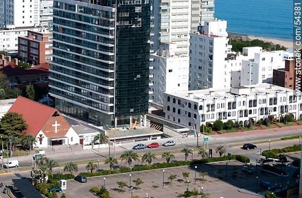 Chiverta Ave. in front of the Conrad hotel - Punta del Este and its near resorts - URUGUAY. Foto No. 54381