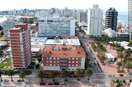 Plaza building on the street 23th El Corral. Gorlero Avenue. - Punta del Este and its near resorts - URUGUAY. Foto No. 54539