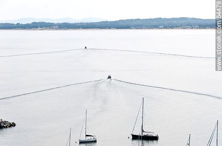 Estelas paralelas de lanchas en el agua saliendo del puerto. - Punta del Este y balnearios cercanos - URUGUAY. Foto No. 54479