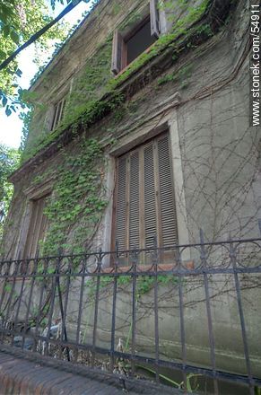 Antigua casa en la calle Santiago Vázquez y ramón Masini - Departamento de Montevideo - URUGUAY. Foto No. 54911