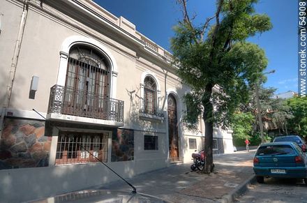 House on the street Santiago Vázquez - Department of Montevideo - URUGUAY. Photo #54908