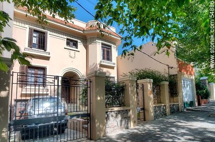 Casas de la calle Izcua Barbat - Departamento de Montevideo - URUGUAY. Foto No. 54886