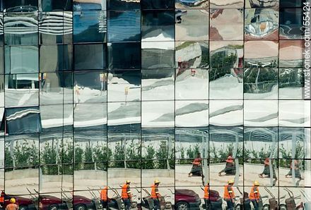 Múltiples reflejos en un edificio vidriado - Departamento de Montevideo - URUGUAY. Foto No. 55424