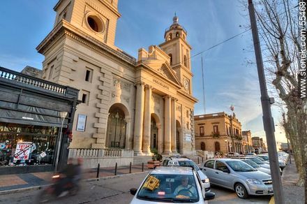 Catedral e intendencia municipal. Calle Asamblea. - Departamento de San José - URUGUAY. Foto No. 55468