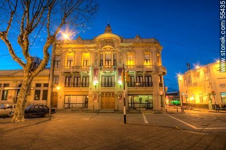 Teatro Bartolomé Macció al anochecer - Departamento de San José - URUGUAY. Foto No. 55435
