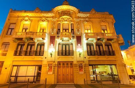 Teatro Bartolomé Macció al anochecer - Departamento de San José - URUGUAY. Foto No. 55433