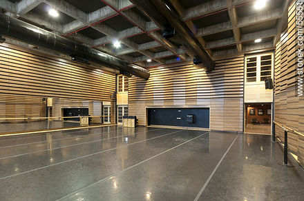 Sala de ensayo de baile en el Sodre - Departamento de Montevideo - URUGUAY. Foto No. 55561