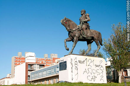 Statue of Mariscal Francisco Solano Lopez, graffitied - Department of Montevideo - URUGUAY. Photo #55596