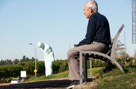 Anciano sentado en un banco de plaza y el hombre que saluda, Greeting man. -  - IMÁGENES VARIAS. Foto No. 55592