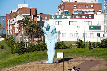 El hombre que saluda, Greeting man, mirando a Corea. - Departamento de Montevideo - URUGUAY. Foto No. 55587