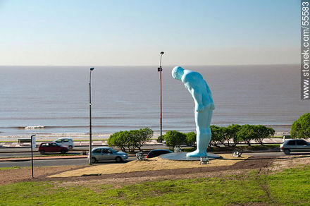 El hombre que saluda, Greeting man, mirando a Corea. - Departamento de Montevideo - URUGUAY. Foto No. 55583