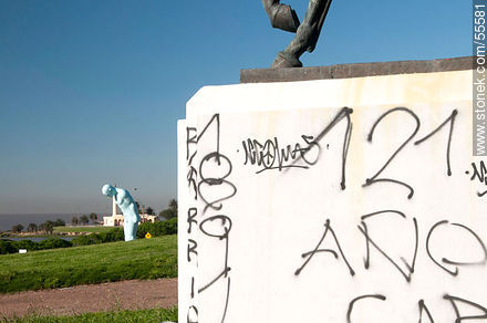Grafitis en la base de la estatua de Solano López. El hombre que saluda, Greeting man -  - URUGUAY. Foto No. 55581
