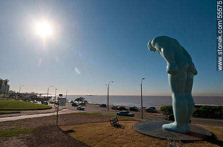 Greeting man, looking to Korea. - Department of Montevideo - URUGUAY. Photo #55575
