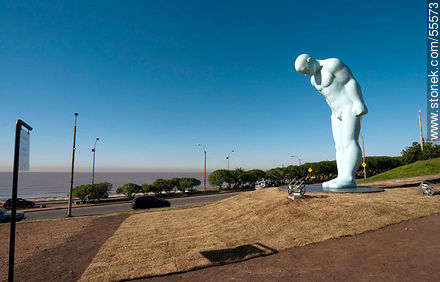 El hombre que saluda, Greeting man, mirando a Corea. - Departamento de Montevideo - URUGUAY. Foto No. 55573