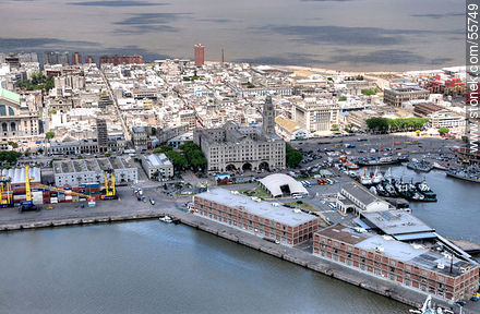 Muelles y los edificios del Comando de la Armada y la Administración de Puertos - Departamento de Montevideo - URUGUAY. Foto No. 55749