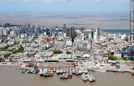 Barcos pesqueros y vista de edificios emblemáticos de Montevideo - Departamento de Montevideo - URUGUAY. Foto No. 55757