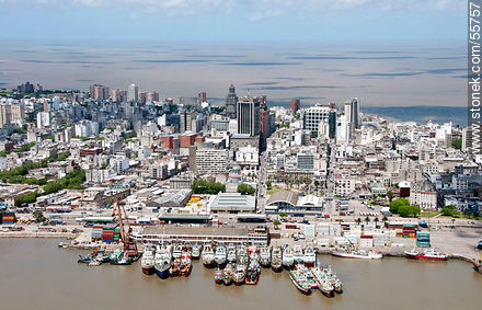 Barcos pesqueros y vista de edificios emblemáticos de Montevideo - Departamento de Montevideo - URUGUAY. Foto No. 55757