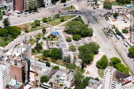 Plaza de la Bandera en Bulevar Artigas y Avenida Italia - Departamento de Montevideo - URUGUAY. Foto No. 55988