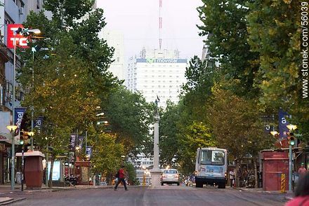 Av. 18 de Julio. Estatua de la Libertad - Departamento de Montevideo - URUGUAY. Foto No. 56039