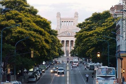 Avenida del Libertador Lavalleja. Al fondo, el Palacio Legislativo. - Departamento de Montevideo - URUGUAY. Foto No. 56044