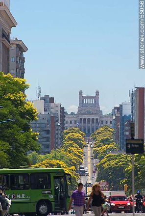 Palacio Legislativo desde la plaza Fabini. Avenida del Libertador - Departamento de Montevideo - URUGUAY. Foto No. 56056