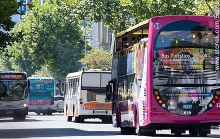 Tourist bus traveling along Avenida 18 de Julio. - Department of Montevideo - URUGUAY. Photo #56069