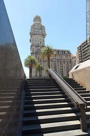 Palacio Salvo desde la escalera de acceso al mausoleo de Artigas - Departamento de Montevideo - URUGUAY. Foto No. 56083