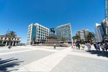 Plaza Independencia. Monumento a Artigas rodeado de la torre Ejecutiva, el edificio Ciudadela y algunos turistas. - Departamento de Montevideo - URUGUAY. Foto No. 56086
