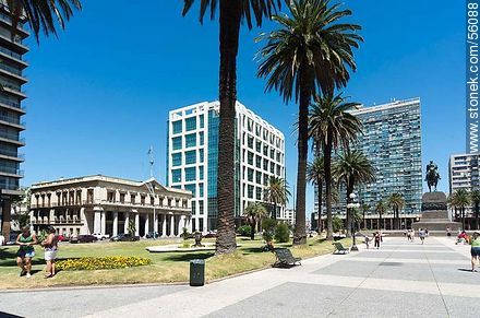 Plaza Independencia. Palacio Estévez, Torre Ejecutiva, Edificio Ciudadela. - Department of Montevideo - URUGUAY. Photo #56088