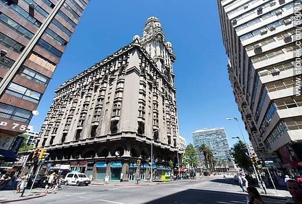 Palacio Salvo in front of Plaza Independencia - Department of Montevideo - URUGUAY. Foto No. 56091