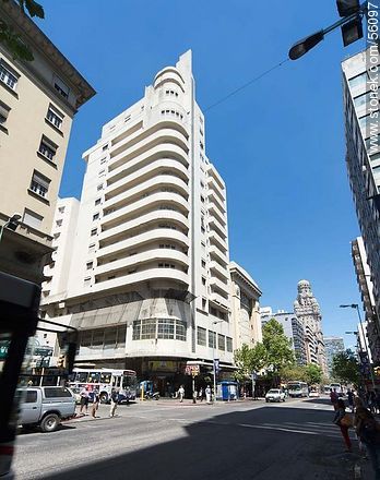 Avenida 18 de Julio en el año 2013. Edificio Lapido - Departamento de Montevideo - URUGUAY. Foto No. 56097
