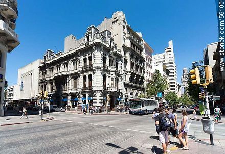 Banco República en la esquina de 18 de Julio y Julio Herrera y Obes - Departamento de Montevideo - URUGUAY. Foto No. 56100