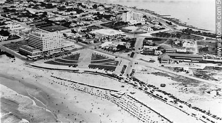 Vista aérea antigua de playa Brava, edificio Punta del Este, estación de tren - Punta del Este y balnearios cercanos - URUGUAY. Foto No. 56182