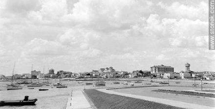Vista antigua del puerto desde la explanada de la aduana. A la derecha el edificio Plaza. - Punta del Este y balnearios cercanos - URUGUAY. Foto No. 56162