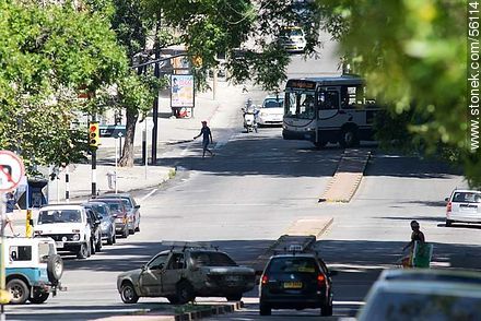 Ómnibus ingresando a Bulevar España - Departamento de Montevideo - URUGUAY. Foto No. 56123