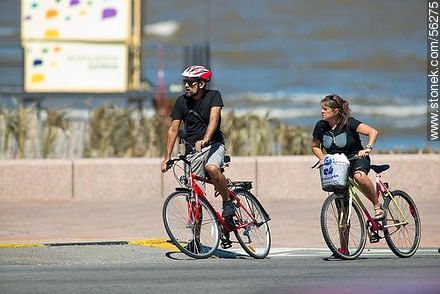 Cyclists on the promenade of Ramirez beach. - Department of Montevideo - URUGUAY. Photo #56275