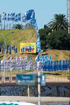 Banderas en las canteras del Parque Rodó - Departamento de Montevideo - URUGUAY. Foto No. 56269
