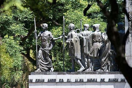 Detalle de esculturas en el monumento a Rodó - Departamento de Montevideo - URUGUAY. Foto No. 56210