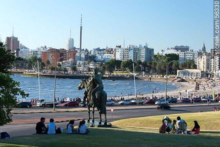 Playa Ramírez y monumento Nuevos Rumbos - Departamento de Montevideo - URUGUAY. Foto No. 56330