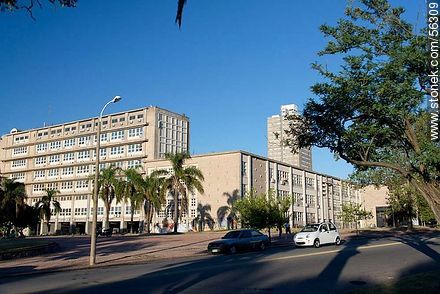 Facultad de Ingeniería desde la Av. Julio María Sosa - Departamento de Montevideo - URUGUAY. Foto No. 56309