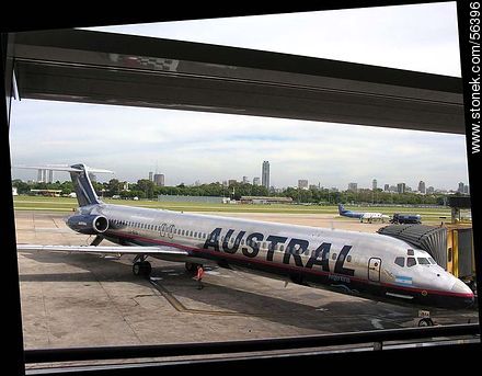 Avión de Austral en Aeroparque - Provincia de Buenos Aires - ARGENTINA. Foto No. 56396