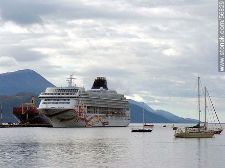Port of Ushuaia. Ship Norewgian Sun. -  - ARGENTINA. Photo #56829
