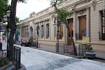 Banco República en la calle Uruguay entre Zorrilla de San Martín y Joaquín Suárez - Departamento de Salto - URUGUAY. Foto No. 57038
