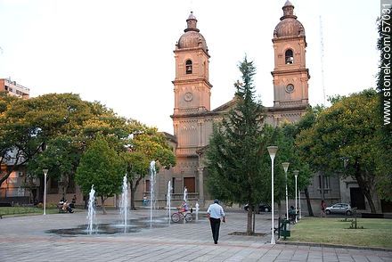 Plaza de los 33 Orientales. Iglesia Nuestra Señora del Carmen. - Departamento de Salto - URUGUAY. Foto No. 57031