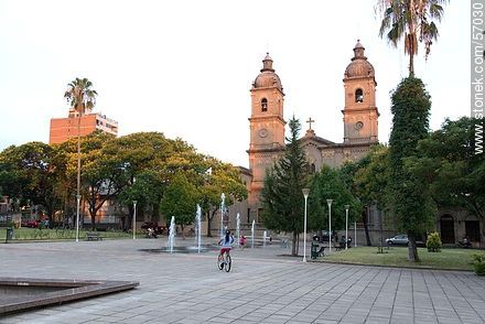 Plaza de los 33 Orientales - Departamento de Salto - URUGUAY. Foto No. 57030