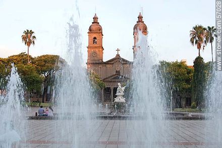 Plaza de los 33 Orientales. Iglesia Nuestra Señora del Carmen. - Departamento de Salto - URUGUAY. Foto No. 57028