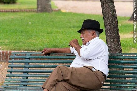 Elderly retired resting on a park bench - Department of Salto - URUGUAY. Foto No. 57250