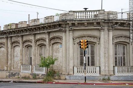 Old building opposite the Plaza Artigas - Department of Salto - URUGUAY. Foto No. 57246